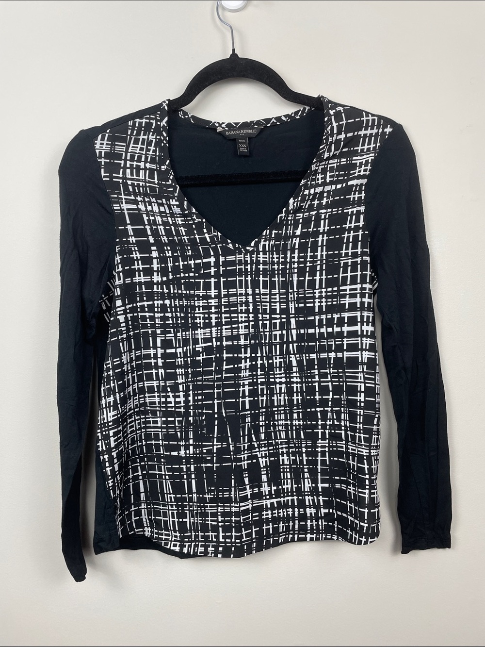 Banana Republic Black and White V-Neck Long Sleeve Tee